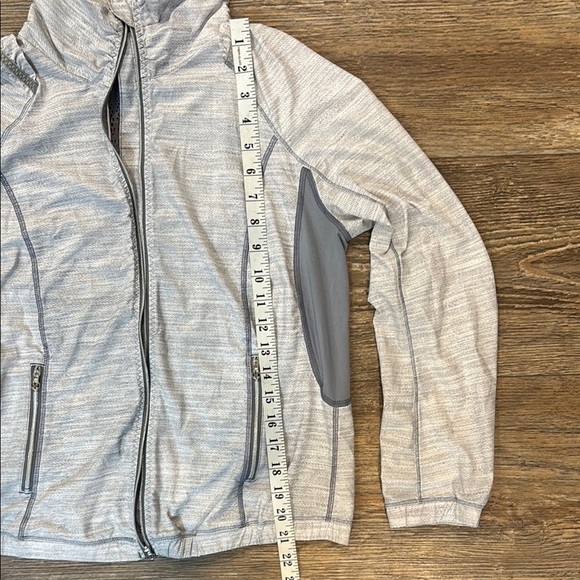 Lululemon Run White Fossil Nada Jacket Lightweight Running Women's Size 8 EUC - Picture 9 of 15